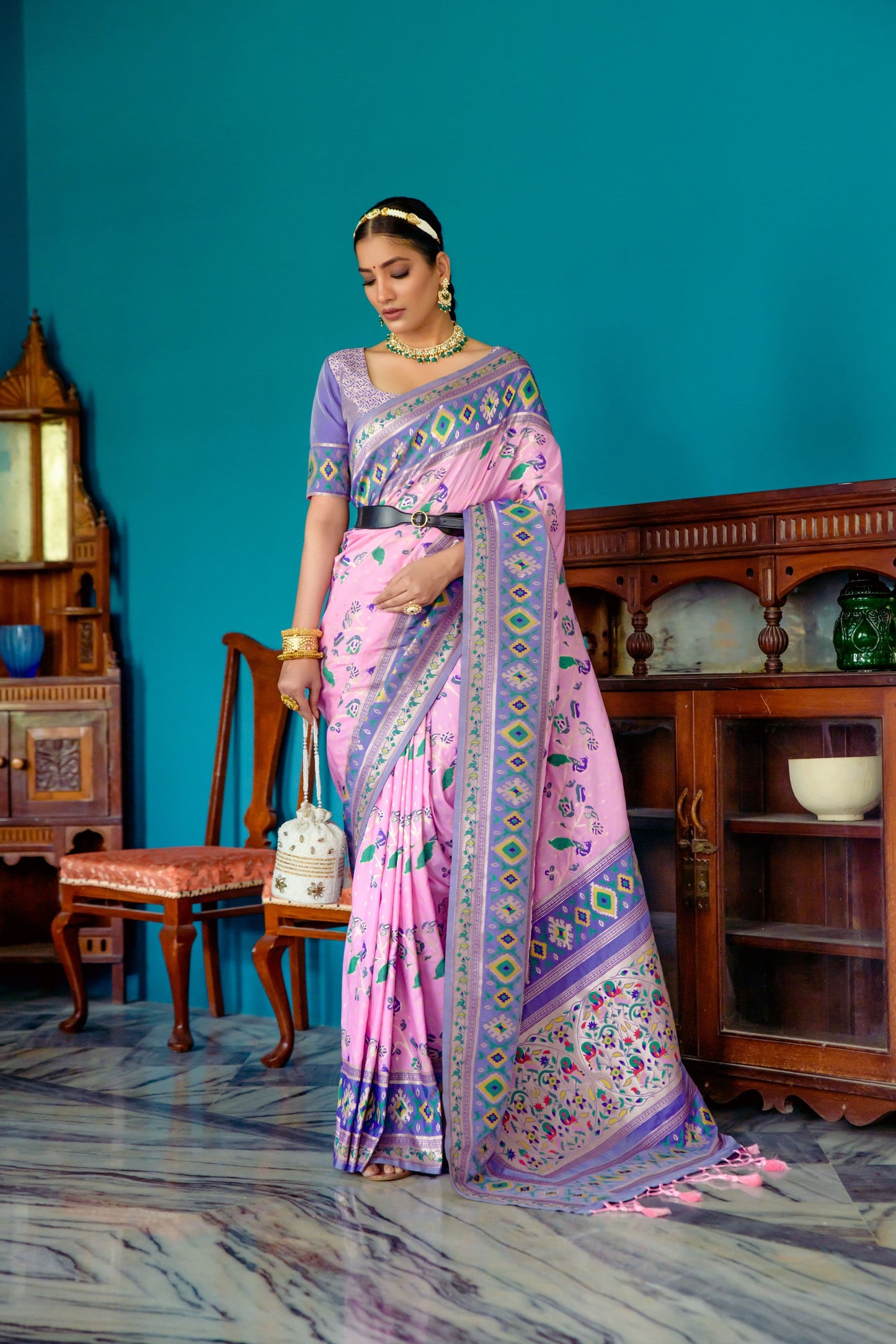Queen- Royal elegance to your ethnic wardrobe with this stunning
