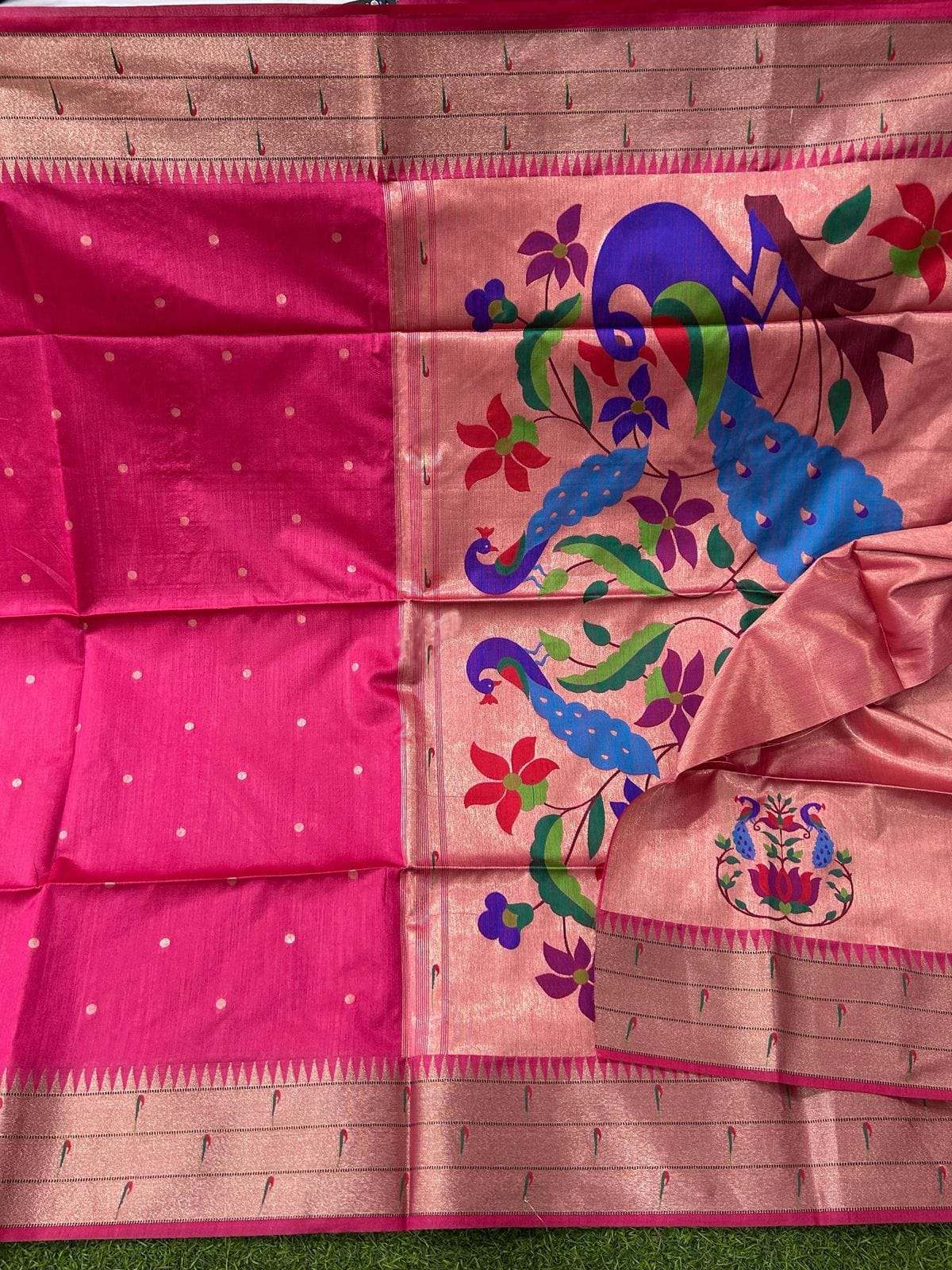 Queen- Royal elegance to your ethnic wardrobe with this stunning